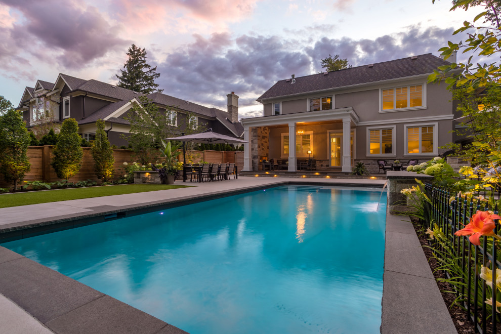 Photo of a mid-sized transitional landscaping in Toronto.