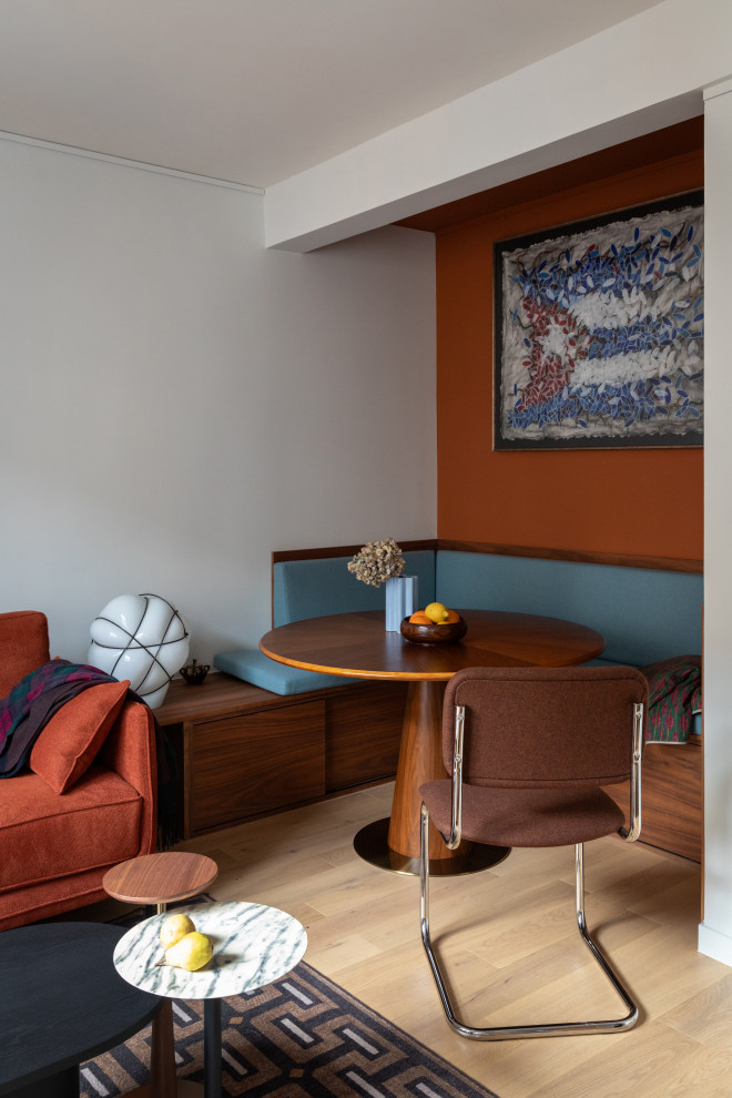 Salle à manger?[Idées déco pour salle à manger With un mur blanc, parquet clair and un sol beige.]:[Idées déco pour salles à manger With un mur blanc, parquet clair and un sol beige.]