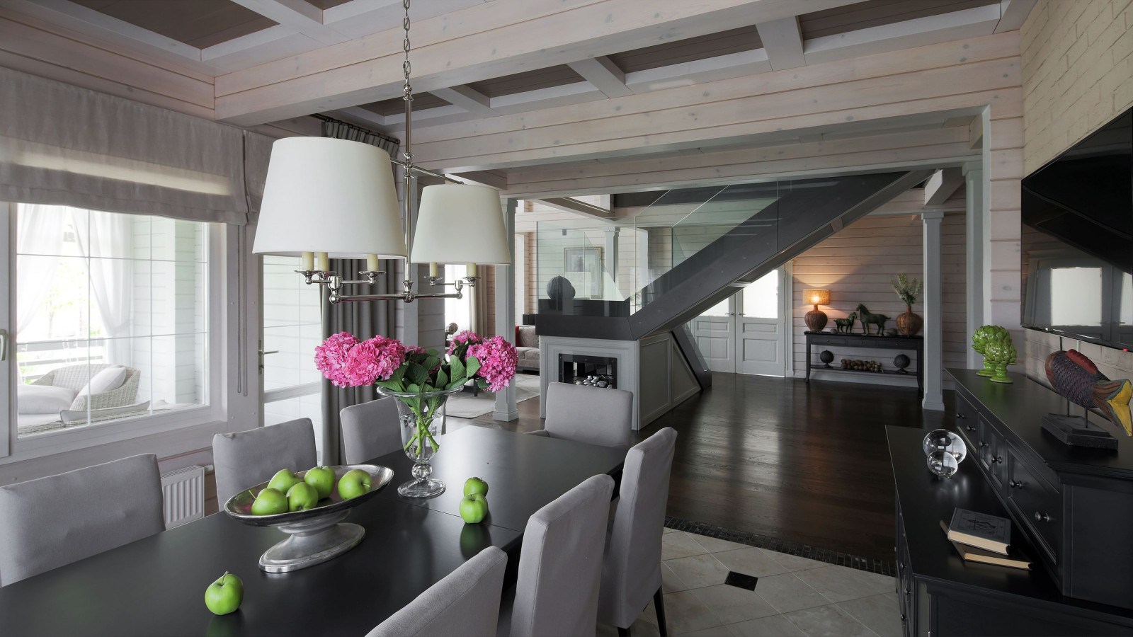 Лестница в доме из клееного бруса