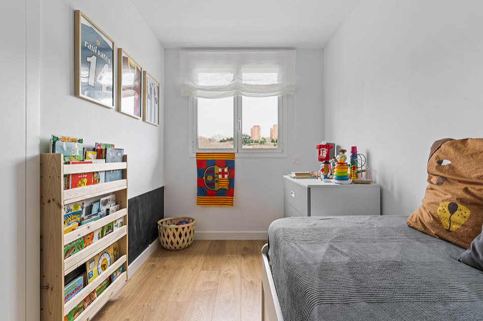 Inspiration pour une chambre d'enfant de 1 à 3 ans méditerranéenne de taille moyenne avec un mur blanc, sol en stratifié et un sol marron.