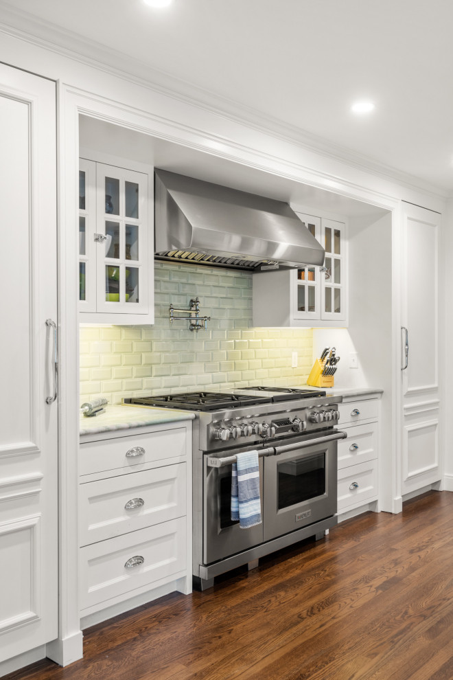 Kitchen - transitional kitchen idea in Boston
