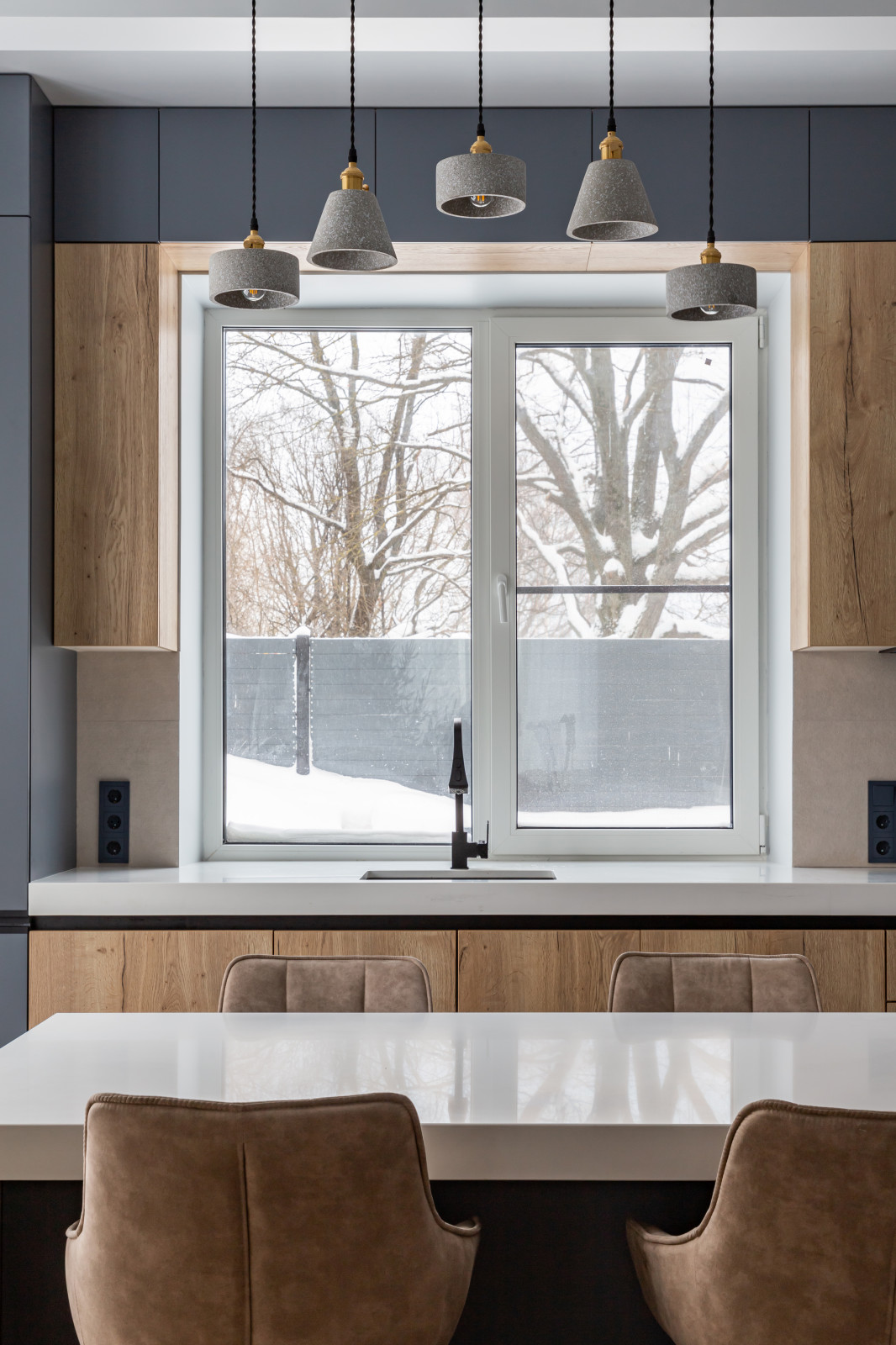 Современная кухня в загородный дом