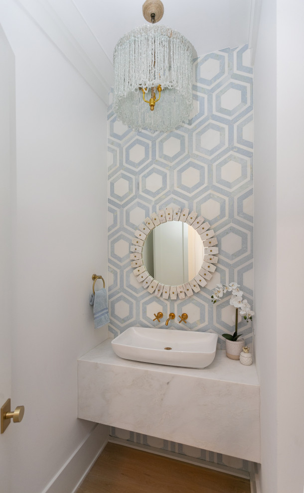 Mittelgroße Maritime Gästetoilette mit weißen Schränken, blauen Fliesen, Mosaikfliesen, weißer Wandfarbe, hellem Holzboden, Aufsatzwaschbecken, Marmor-Waschbecken/Waschtisch, weißer Waschtischplatte und schwebendem Waschtisch in Charleston