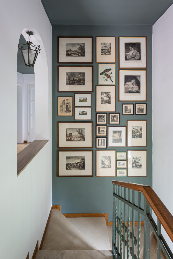 Diseño de escalera en U vintage de tamaño medio con escalones de mármol, contrahuellas de mármol, barandilla de metal y papel pintado
