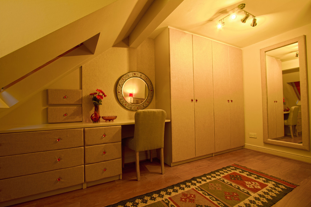 This is an example of a traditional bedroom in Manchester.
