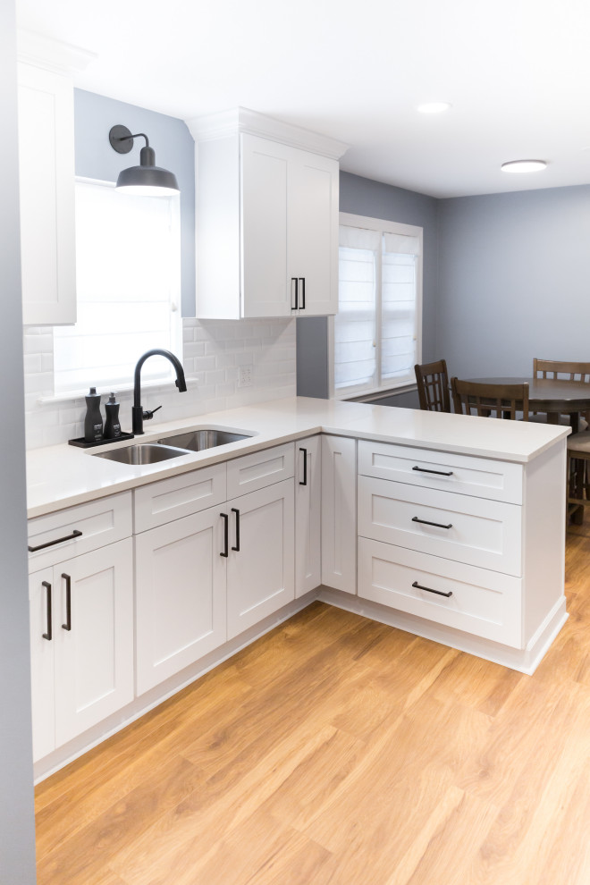 Kitchen - modern kitchen idea in Denver