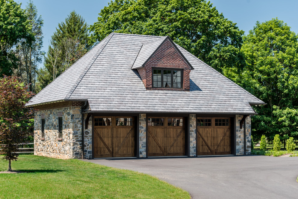 Expansive traditional detached three-car garage in Wilmington.