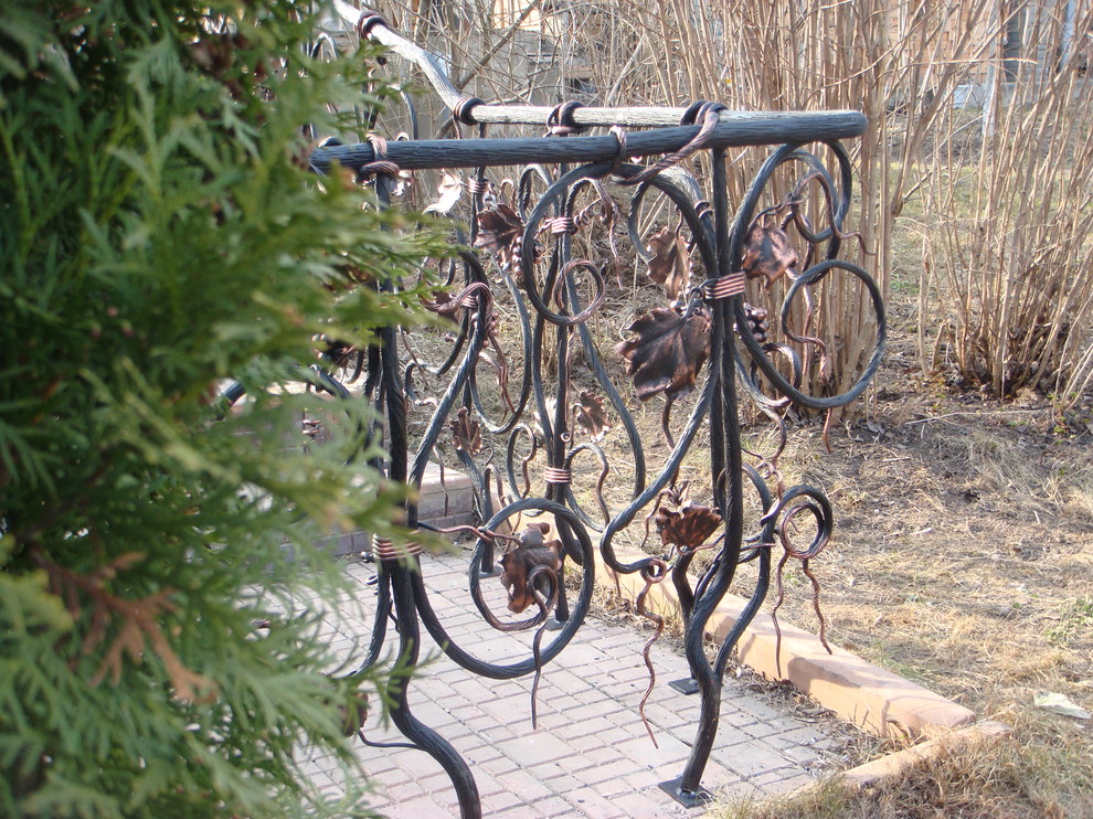 Кованые ограждения в саду, г. Звенигород