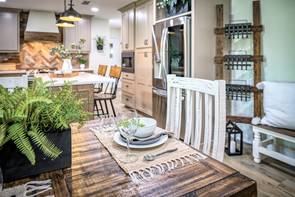 Example of a mid-sized mountain style u-shaped porcelain tile and brown floor eat-in kitchen design with an undermount sink, shaker cabinets, medium tone wood cabinets, quartzite countertops, multicolored backsplash, porcelain backsplash, stainless steel appliances, an island and white countertops