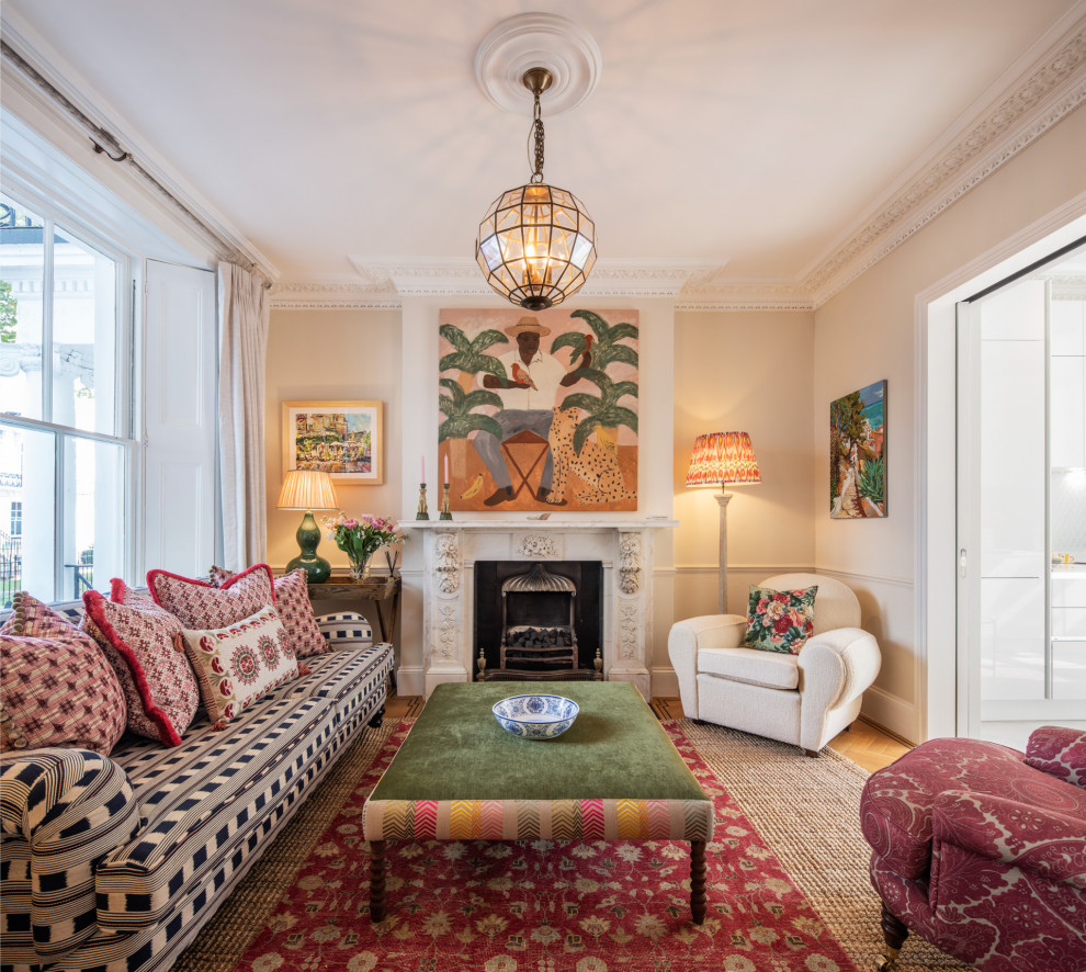 Repräsentatives, Abgetrenntes Klassisches Wohnzimmer mit beiger Wandfarbe, braunem Holzboden, Kamin und braunem Boden in London
