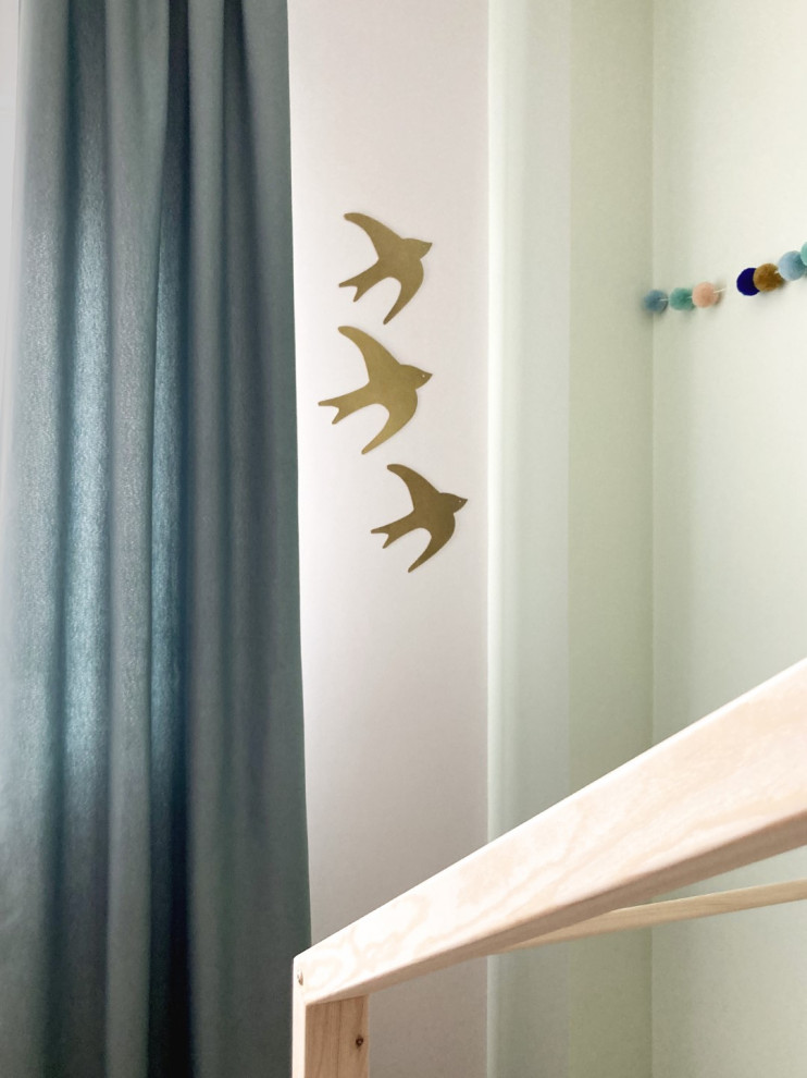 Imagen de dormitorio infantil de 1 a 3 años exótico de tamaño medio