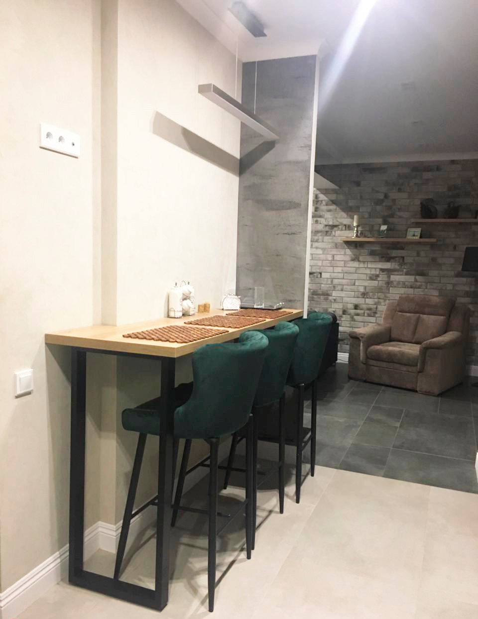 Фото заказчиков. Вид из кухни на гостиную