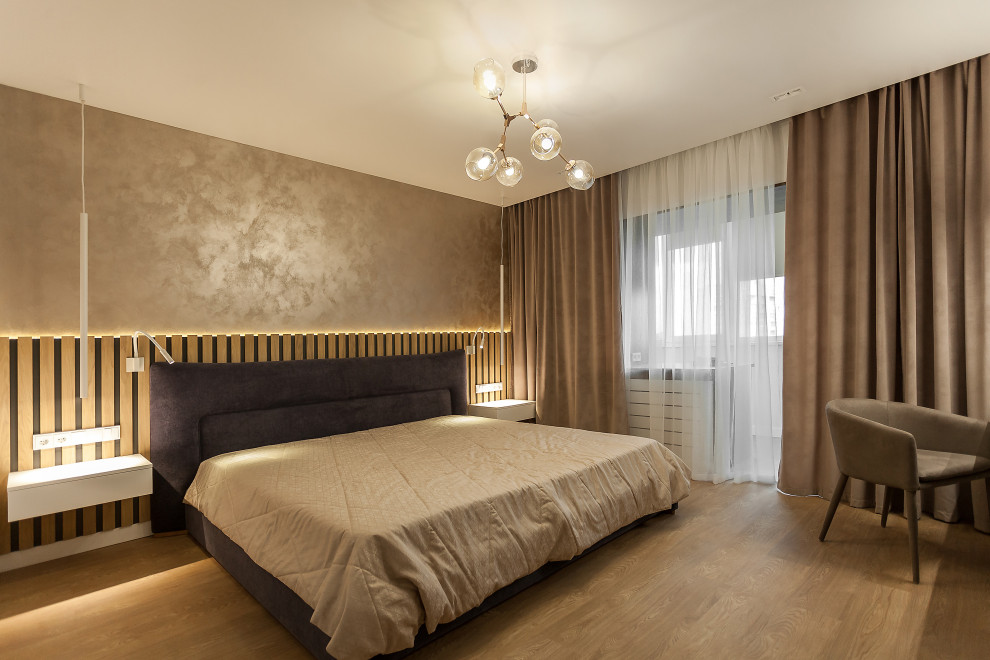 Ejemplo de dormitorio blanco y madera y blanco de tamaño medio con paredes beige, suelo de madera en tonos medios, suelo beige y panelado