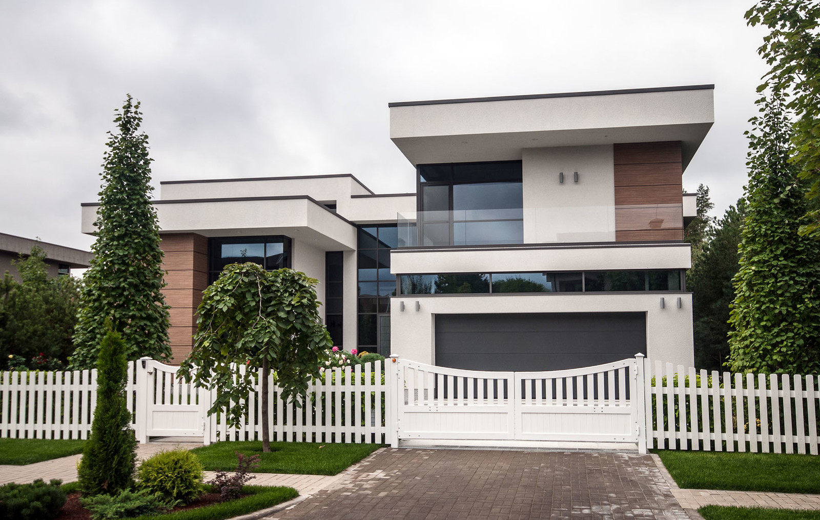 Остекление коттеджа в поселке БЕНИЛЮКС на алюминиевой системе REYNAERS