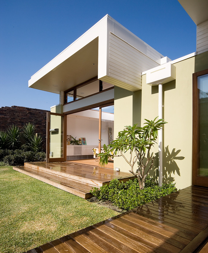 Inspiration for a small contemporary backyard deck in Sydney with a roof extension.