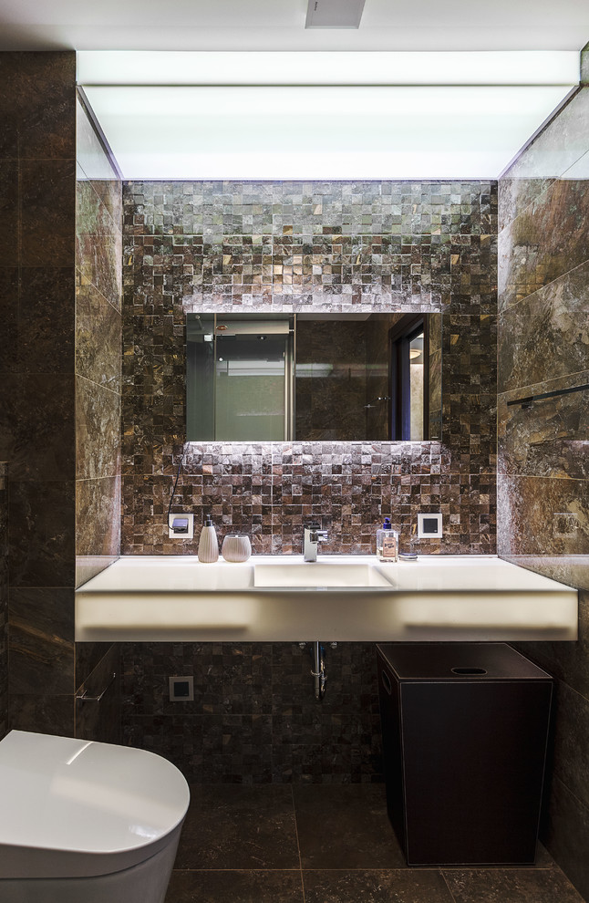 Ejemplo de cuarto de baño actual con baldosas y/o azulejos marrones y lavabo integrado