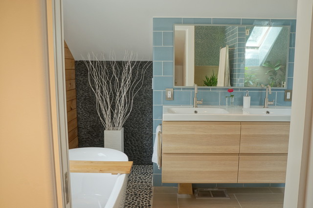 Attic Conversion scandinavo-stanza-da-bagno