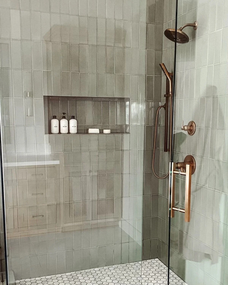 На фото: главная ванная комната среднего размера в стиле модернизм с зеленой плиткой и керамической плиткой с