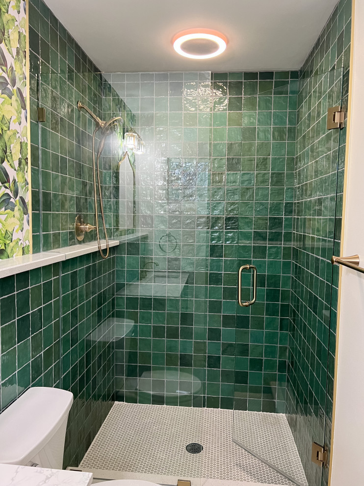 Idéer för små maritima vitt en-suite badrum, med skåp i ljust trä, grön kakel, keramikplattor, klinkergolv i keramik, bänkskiva i kvartsit och grått golv