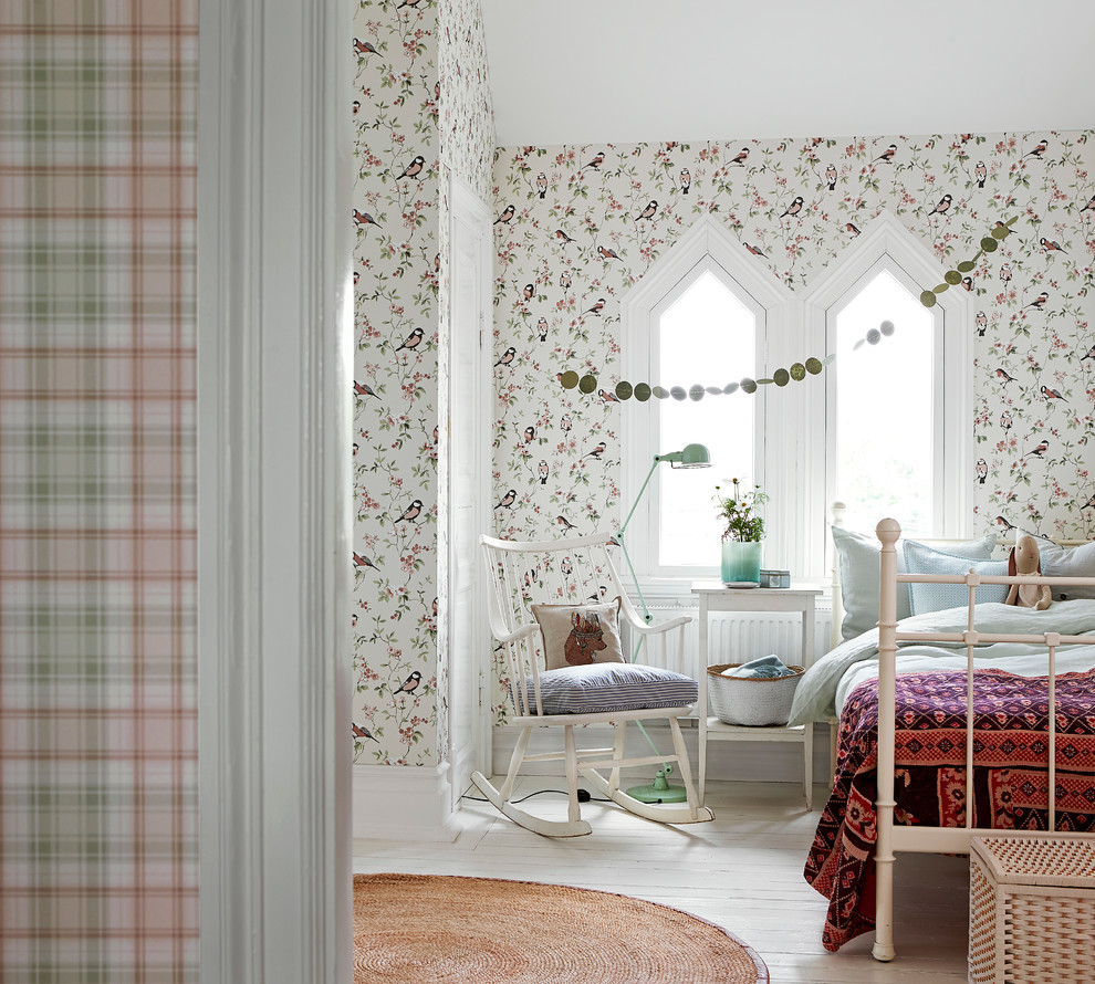 Inspiration for a country gender-neutral kids' bedroom for kids 4-10 years old in Gothenburg with multi-coloured walls and painted wood floors.