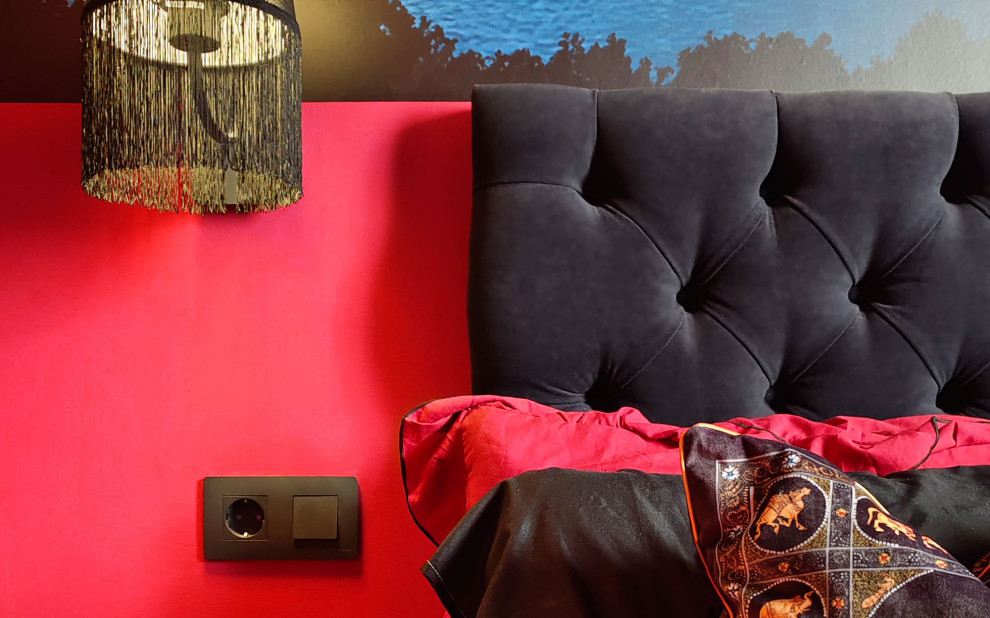 他の地域にある小さなエクレクティックスタイルのおしゃれな主寝室 (赤い壁、濃色無垢フローリング、茶色い床、壁紙)