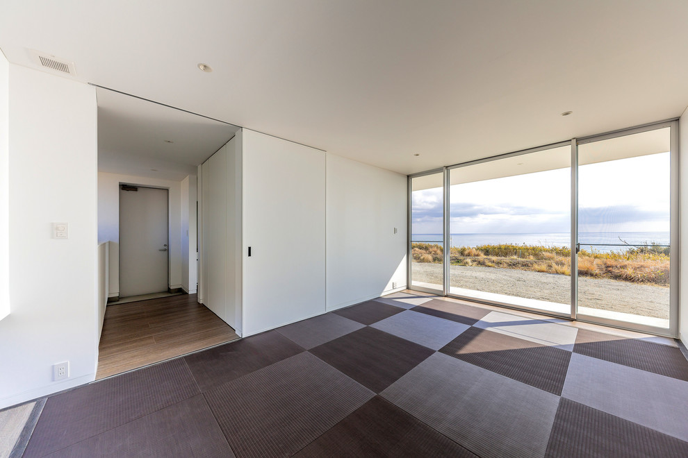 Foto de habitación de invitados moderna de tamaño medio con tatami y suelo gris