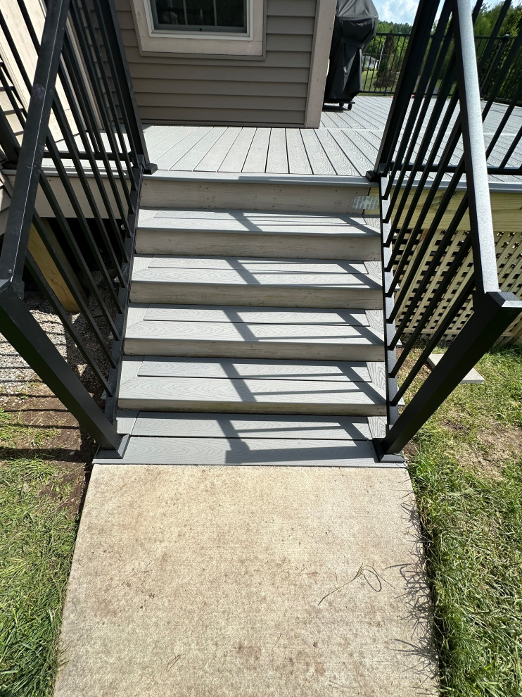 Trex Deck with Trex Signature Aluminum Railings with Square Balusters