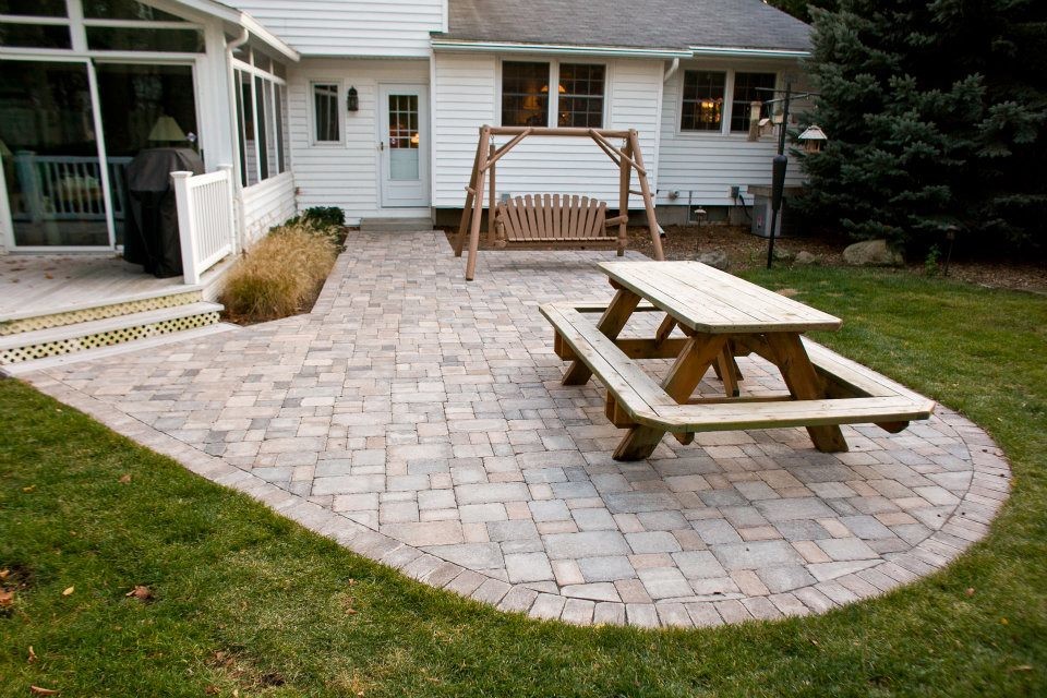 Design ideas for a traditional patio in Grand Rapids.