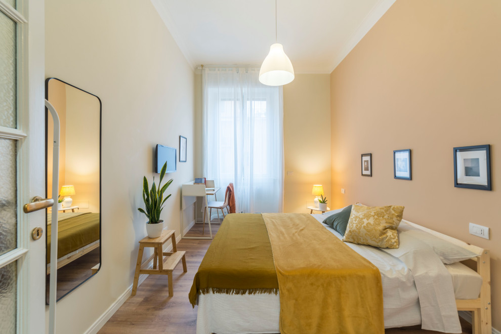 Diseño de dormitorio contemporáneo con paredes beige, suelo de madera en tonos medios y suelo marrón