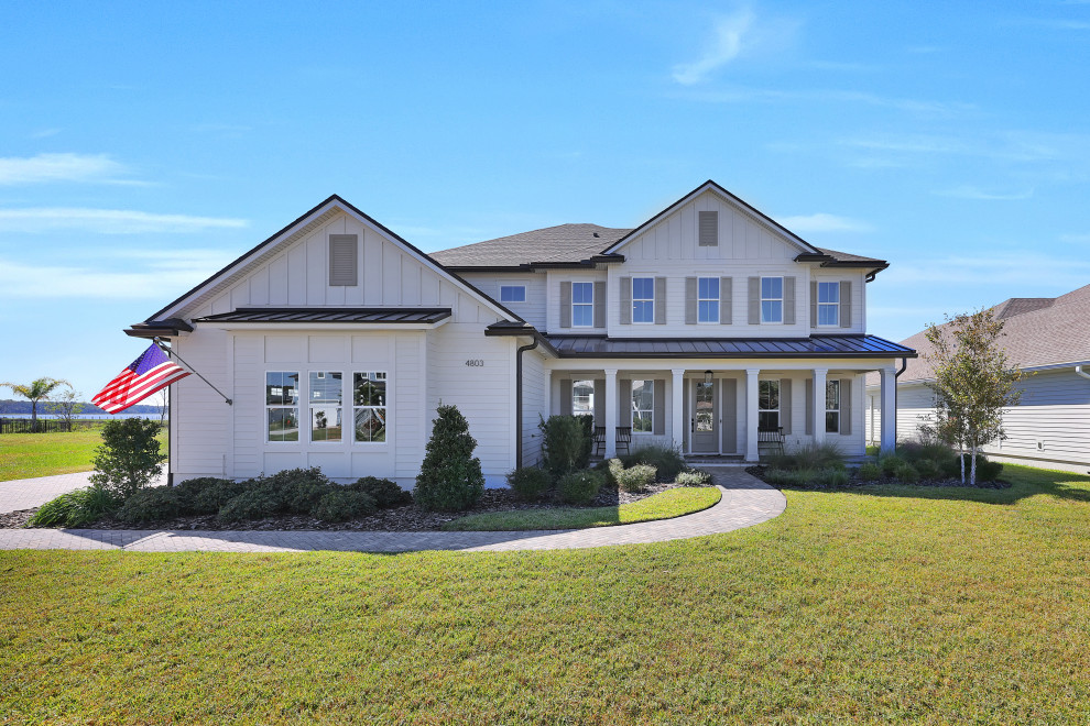 Großes, Zweistöckiges Landhausstil Haus mit beiger Fassadenfarbe in Jacksonville