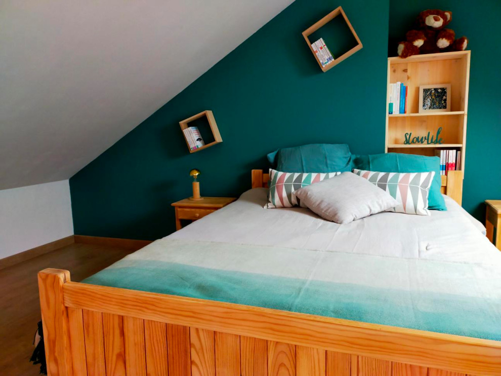 Diseño de dormitorio tipo loft y blanco y madera contemporáneo de tamaño medio con paredes verdes, suelo de madera clara y vigas vistas