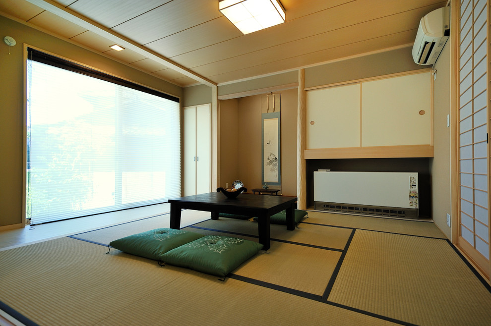 Asian formal enclosed living room in Kyoto with beige walls, tatami floors, no fireplace and no tv.