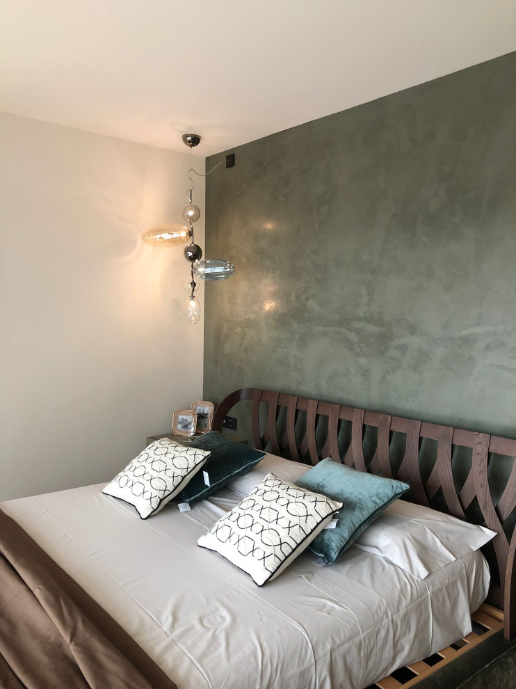 Foto di un soggiorno minimal di medie dimensioni e aperto con sala formale, pareti bianche, parquet chiaro, TV a parete e pavimento beige