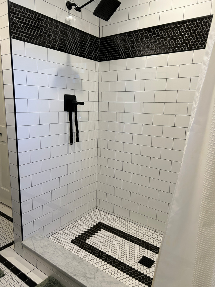 Idéer för att renovera ett mellanstort amerikanskt badrum, med skåp i shakerstil, gröna skåp, en öppen dusch, svart och vit kakel, cementkakel, beige väggar, klinkergolv i keramik, ett undermonterad handfat och vitt golv