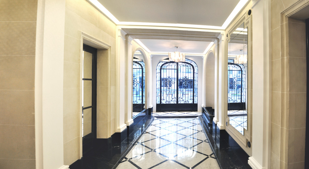 Immeuble Haussmannien Traditional Entry Paris by