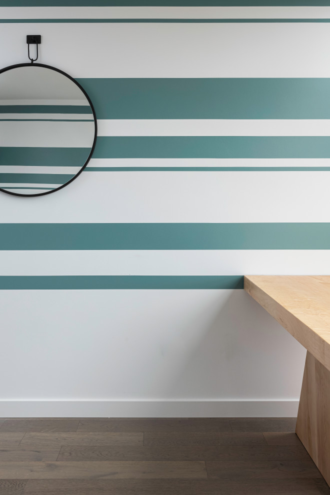 Idéer för ett mellanstort modernt hemmastudio, med flerfärgade väggar, mellanmörkt trägolv, ett fristående skrivbord och grått golv
