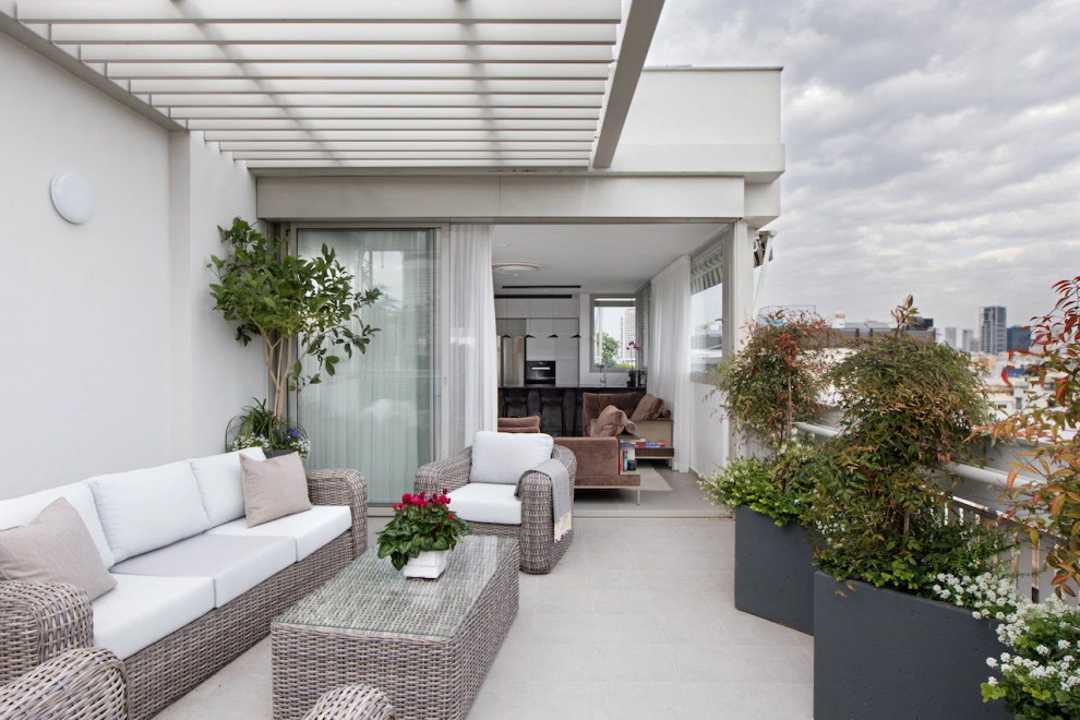 Design ideas for a large modern balcony in Tel Aviv with metal railing.