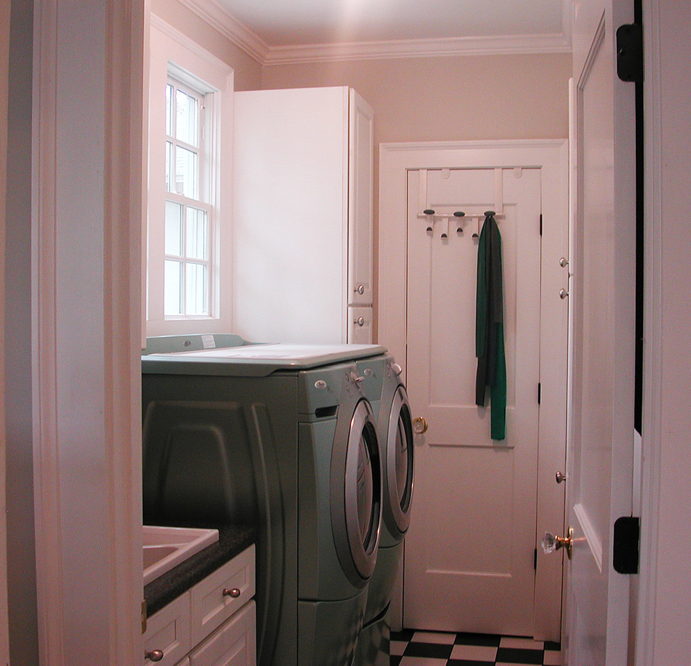 This is an example of a traditional laundry room in Atlanta.