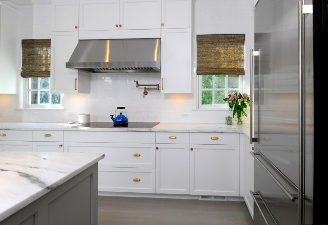 Farmhouse Chic Transitional White kitchen lantlig-koek