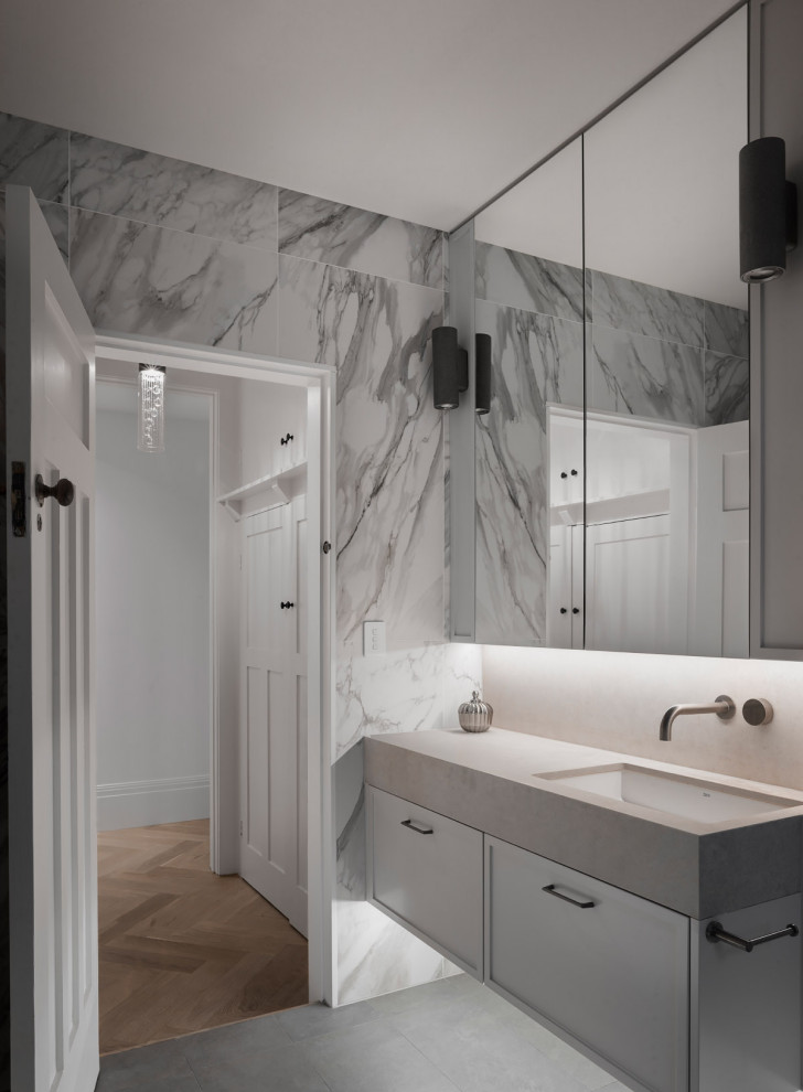 Esempio di una grande stanza da bagno minimal con ante in stile shaker, ante grigie, piastrelle di marmo, pavimento in gres porcellanato, top in quarzo composito, pavimento grigio, un lavabo e mobile bagno sospeso