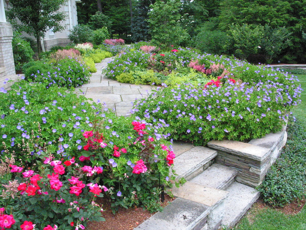 Inspiration for a traditional garden in Cleveland with natural stone pavers.