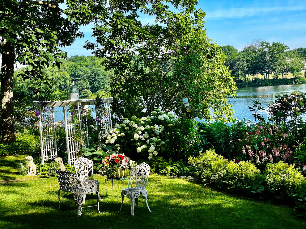 На фото: участок и сад среднего размера на заднем дворе в стиле фьюжн с перегородкой для приватности и полуденной тенью с