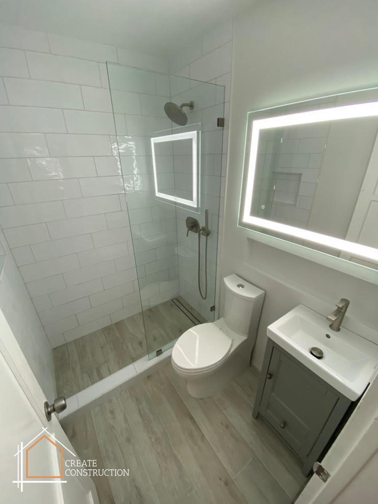 Источник вдохновения для домашнего уюта: маленькая ванная комната в стиле модернизм с фасадами с утопленной филенкой, серыми фасадами, открытым душем, унитазом-моноблоком, белой плиткой, керамической плиткой, белыми стенами, полом из керамической плитки, душевой кабиной, монолитной раковиной, мраморной столешницей, серым полом, открытым душем, белой столешницей, нишей, тумбой под одну раковину и напольной тумбой для на участке и в саду
