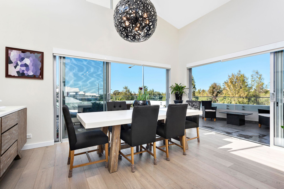This is an example of a beach style dining room in Wollongong.