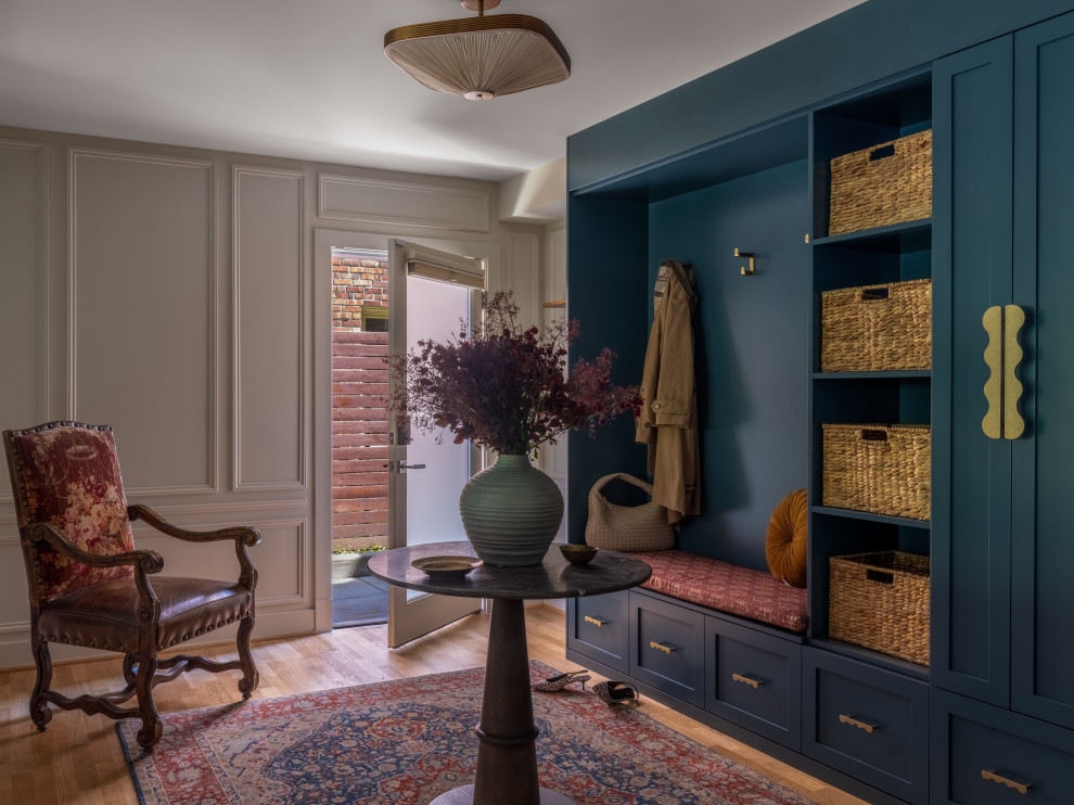 Transitional entryway photo in Seattle