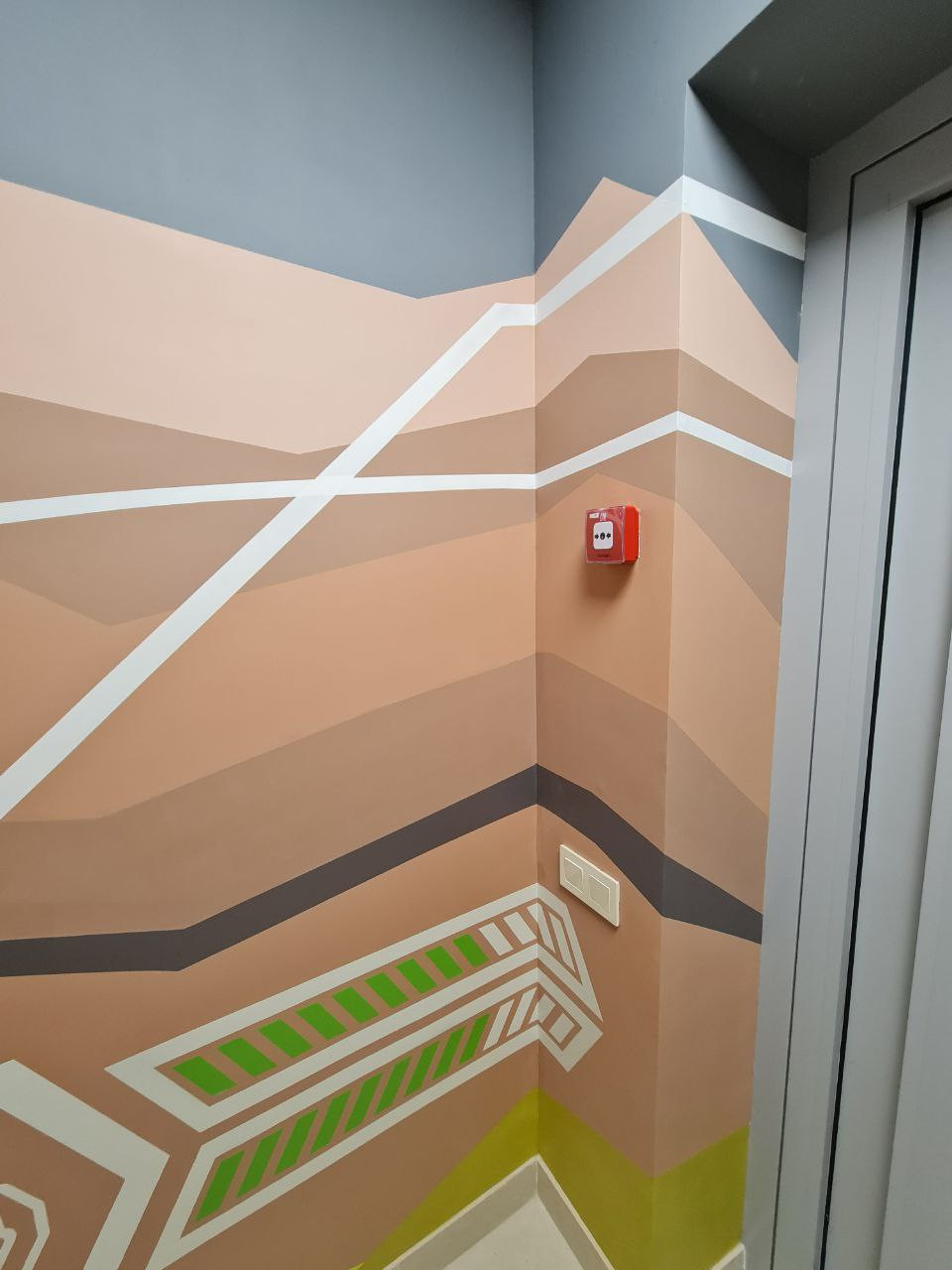 Трафаретна роспись стен в офисном здании