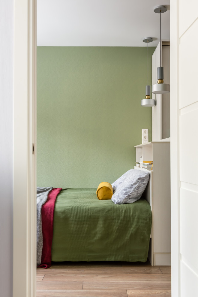Ejemplo de dormitorio principal escandinavo pequeño con paredes verdes, suelo laminado, suelo marrón y papel pintado