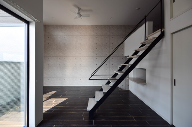高い天井のリビング・ダイニングルーム minimalistisch-treppen