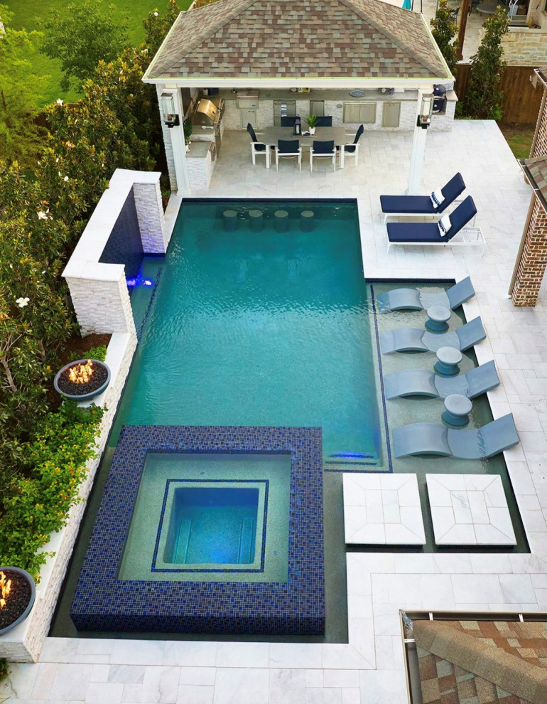 Пример оригинального дизайна: бассейн среднего размера, произвольной формы на заднем дворе в стиле модернизм с покрытием из каменной брусчатки