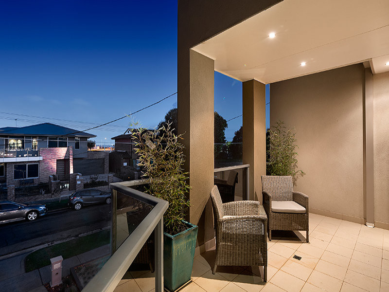 Design ideas for a mid-sized contemporary balcony in Melbourne with a roof extension.